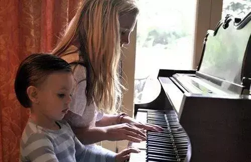 培养一个学钢琴的孩子需要多少钱（一文普及孩子学钢琴所需费用清单）
